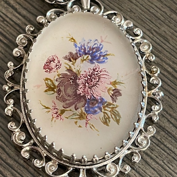 Vintage Whiting & Davis Frosted Floral Cameo, Silver-tone Chain - Picture 9 of 16